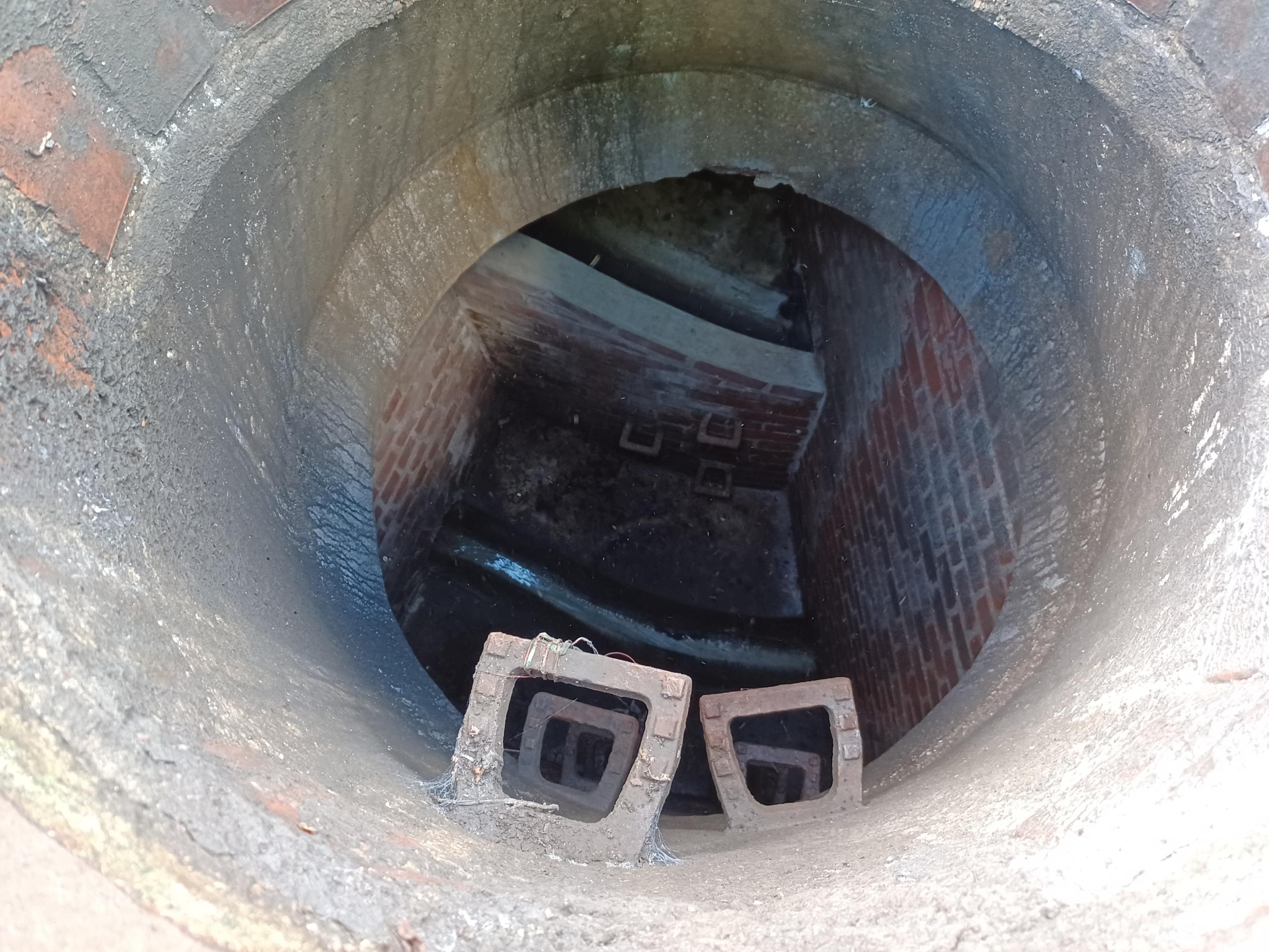 Blick in einen der 79 Schmutzwasser-Regenwasser-Kombischächte